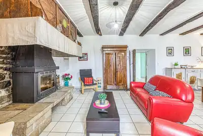 Image de Maison confortable Ă Pierrefiche avec.