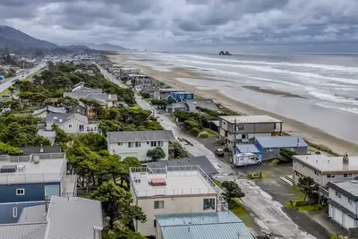 Image de Spacious Home: Panoramic Ocean Views, Rooftop Hot Tub, Deck, and Steps to Beach!