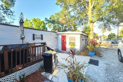 Image de Tiny remodel mobile home close to Orlando and Sanford Airport.