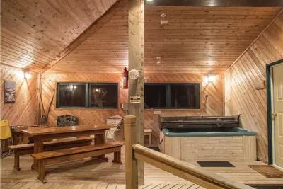 Image de Cozy cabins that sleep 6 w\/ hot tub close to Castle Mountain!