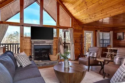 Image de *New* Dollywood Log Cabin with Hot Tub + Game Room