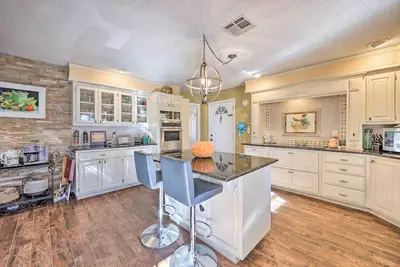 Image de Stunning Rogers Villa w\/ Pond ~ 7 Mi to Lake