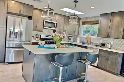 Image de Luxury House with Pool, Spa, Video Games and More!