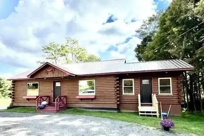 Image de Beautiful log cabin close to all the wonders of the Adirondacks!