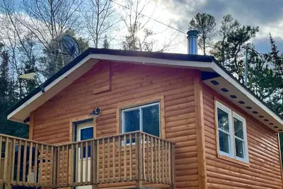 Image de Romantic Cabin with Woodstove, Shared Hot Tub and Infrared Sauna.