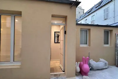 Image de little house in Paris city