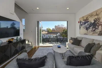 Image de Spacious Downtown Getaway - brand new perfectly located home steps to everything