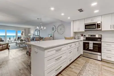 Image de Oceanfront Elegance: Your Coastal Haven