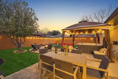 Image de Zen Back Yard with Hot Tub & Firepit: Spa at Home