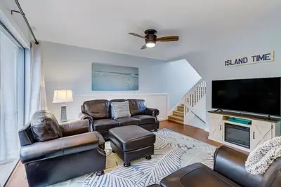 Image de Seaside Living Townhome: One Street from the Beach