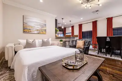 Image de The Louis - 2b/2b Historic Fq Apt. - 60 Day Min. Rental