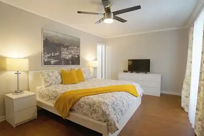 Image de Spacious-3 Level Townhome/NorthHills/Pets