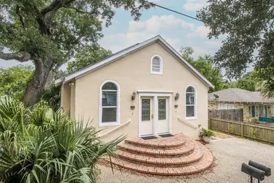Image de Quaint street with beach views & great access to town!