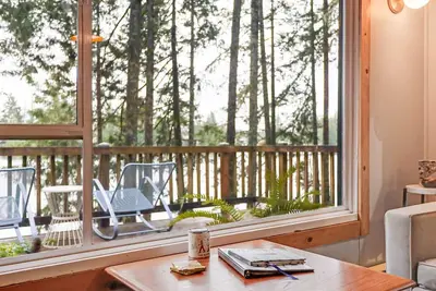 Image de Cozy Lakeside Cabin with Modern Amenities