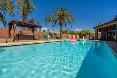 Image de Family Fun! Central Location 5min to Hiking! Heated Pool/Spa, BocceBall, PoolTable