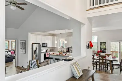 Image de Oasis ~Lavish Lake Harmony Beauty-2 Gamerooms, Private Theatre, firepit, hot tub