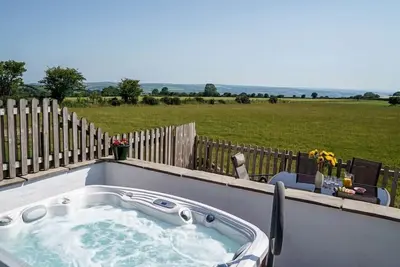 Image de A cosy countryside cottage with a hot tub under the stars. . .