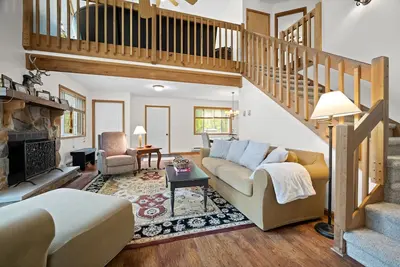 Image de Cozy Chalet Style Home, Walk to Lake Harmony