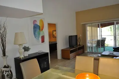 Image de Bright and Airy Upstairs Condo in Beautiful Lakeside Community