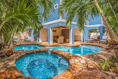 Image de Above it All: Rooftop Deck Gulf Views, Pool, 5 Homes to Beach by Anna Maria Life Vacation Rentals