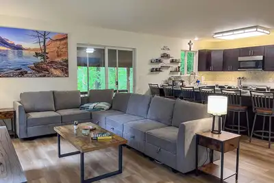 Image de Modern Cabin - 12 Minutes to Glacier!