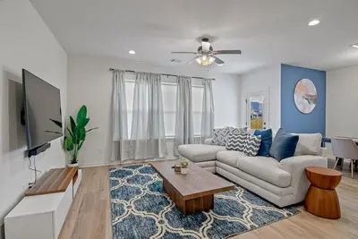 Image de Contemporary, centrally located townhome near Lsu!