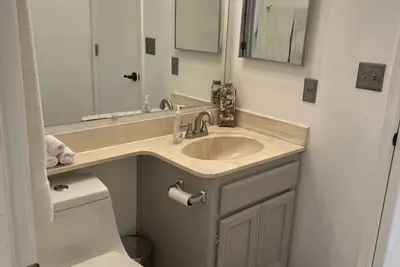 Image de Stylish Bright 2b Condo, Sleeps 6. Free Parking