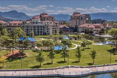 Image de Delta Grand in Kelowna downtown waterfront. Sleeps 6.