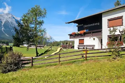 Image de Appartement \"Fewo 5 Haus Am Lärchenhang\", avec vue sur les montagnes, balcon et Wi-Fi.