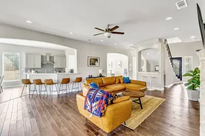 Image de Lake Access Mansion w\/ Lake View + Theatre + Fire Pit