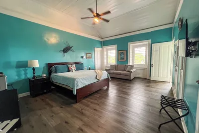 Image de 3rd floor unit with Picturesque Ocean View and outdoor seating!