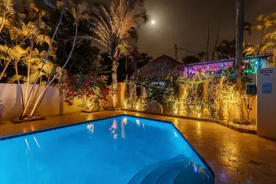 Image de Whole Luxury Duplex with Amazing Features & Stunning Backyard