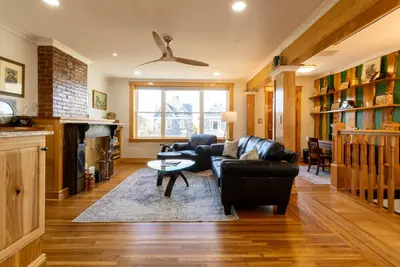 Image de Seeing is Billieving! Look at this luxury 2br