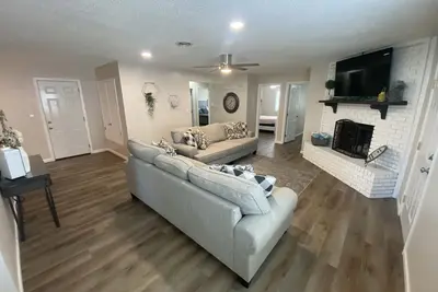 Image de Newly renovated 3 bed\/ 2 bath, central to the fun.