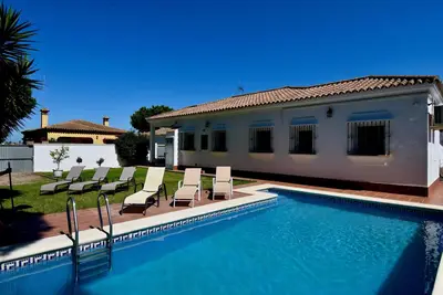 Image de Location de vacances charmante et confortable avec piscine privée à Chiclana de la Frontera, Andalousie, Espagne pour 8 personnes
