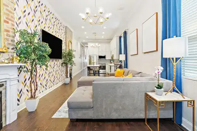 Image de Insta Ready Meets Modern Comfort - Stylish 2bd/2ba