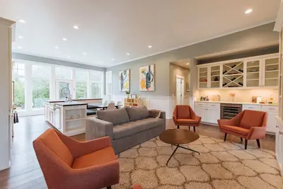 Image de DesignerHome in Egg Harbor - Walk to Downtown Egg Harbor!