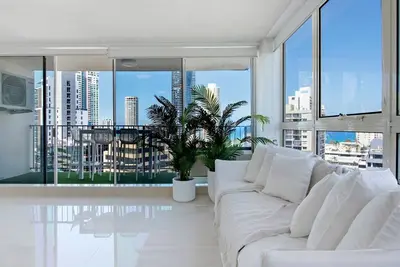 Image de Large Waterfront Apartment in Surfers Paradise - CoastHM
