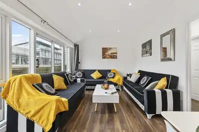 Image de 65 Grosvenor Court Mansions · Penthouse Marble Arch with Balcony