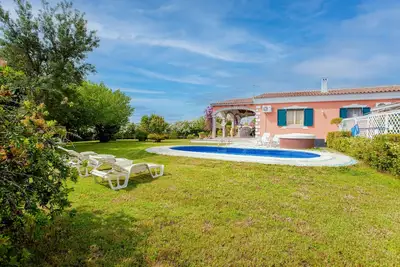 Image de \"Villa Funtana Cortese\" avec piscine privée, Wi-Fi et climatisation.