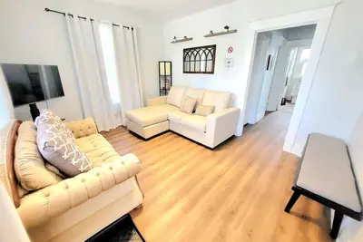 Image de Cozy home, steps away from all the entertainment.