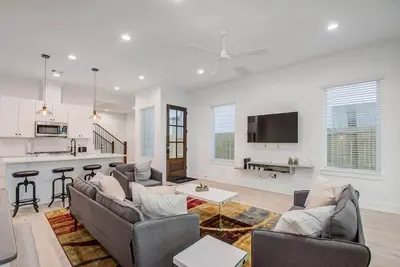 Image de Modern Farmhouse, Mins Restaurants & Attractions