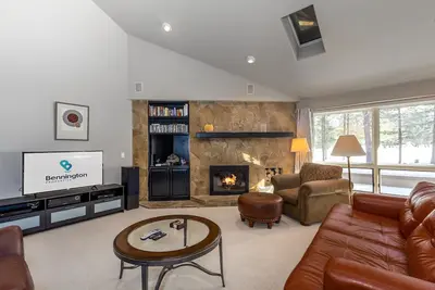 Redc23 - Spacious Home, Gas Fireplace, Ping Pong