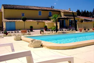 Image de Demeure D Hotes Luberon Mas Dansavan\nPiscine climatisation et espace vert