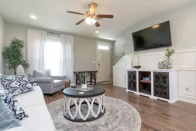 Image de Bright Townhouse Downtown Lake Charles