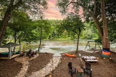 Image de Dragonfly Den - Luxury Riverfront/Hot Tub/Games! ! ! !
