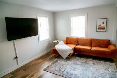Image de Comfy with Free Parking, 2 beds Near Airport, Park/Hospital!