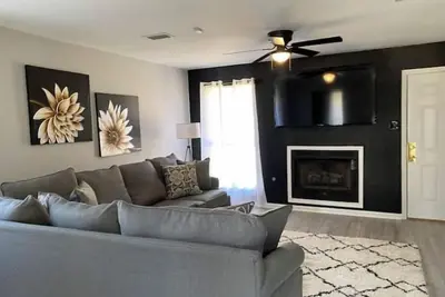 Image de 3br, 2Ba, 2 lvl, Simmons Arena 10 min, hospitals, park, golf course, baseball
