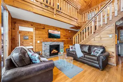 Image de Spring Break Dates Open~Book 2025~Right Behind Dollywood~Private Hot Tub