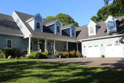 Image de Welcome to the Cape! Cute, quiet and clean apartment ready for your stay.